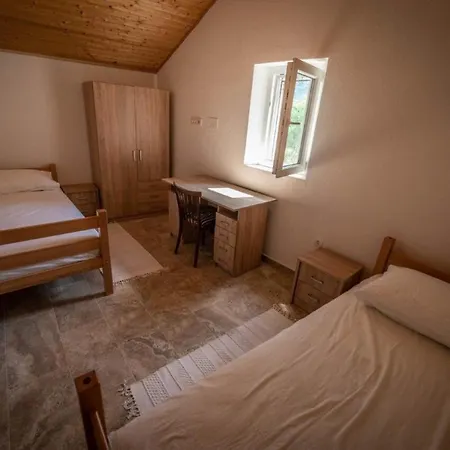 House Jure Nyaraló