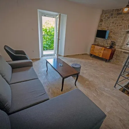 Nyaraló House Jure Žrnovnica